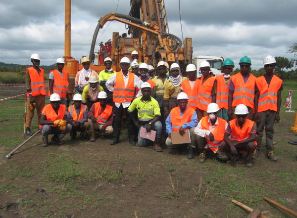 Mako Gold and Geodrill team with local labourers at the Tchaga prospect.