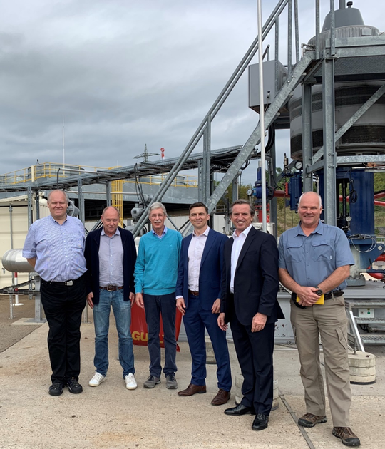 Joerg Uhde, CEO of Pfalzwerke geofuture, at the Insheim plant with the Vulcan Board and management team